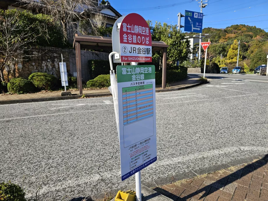 Bushaltestelle am Zug