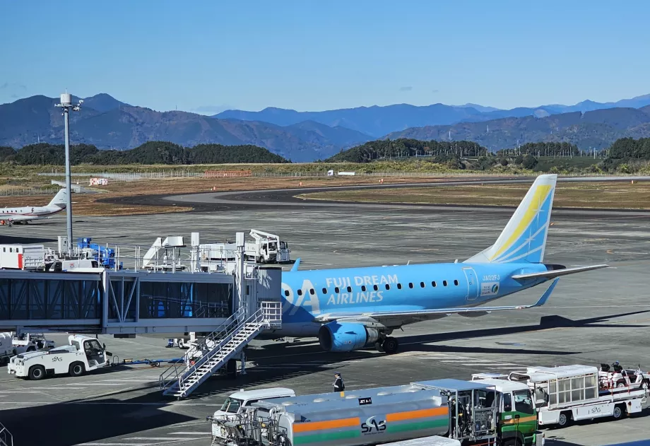 Blaues Flugzeug der Fuji Dream Airlines