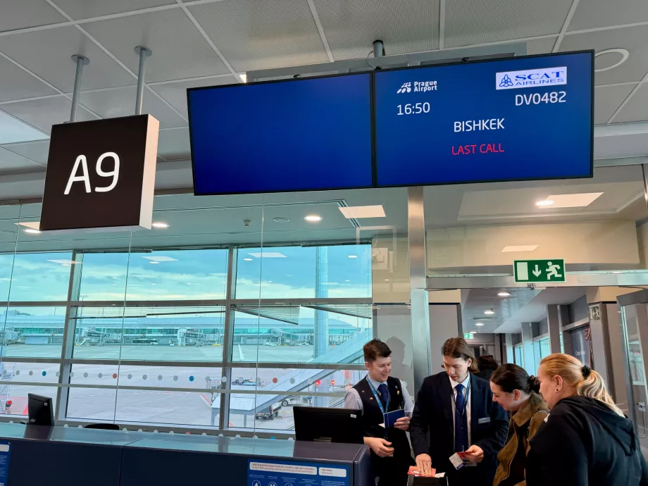 Boarding für den Flug nach Sanya über Bischkek