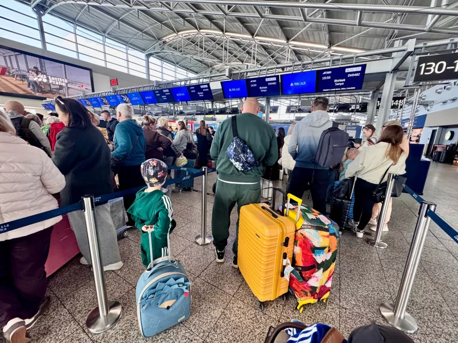 Check-in für den Flug PRG-SYX mit SCAT