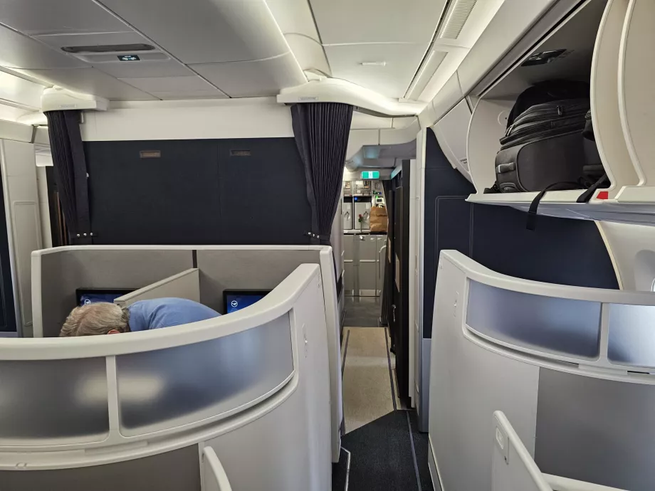 Kabine - Blick auf die Business-Suiten