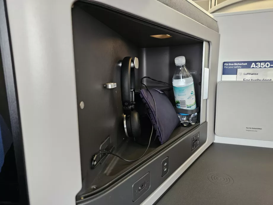 Kopfhörer, Wasser und Amenity Kit