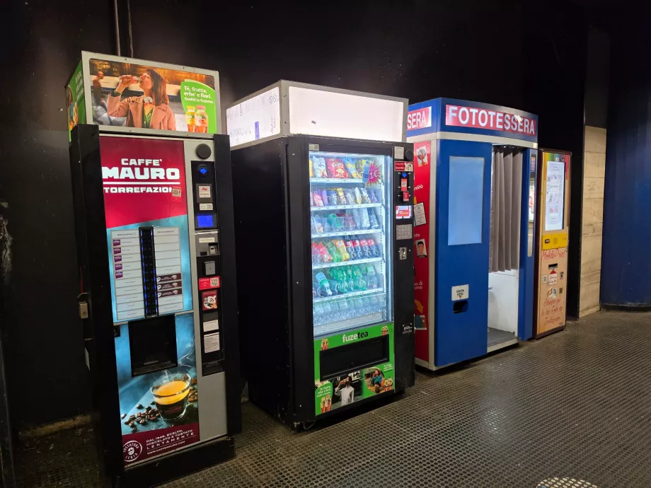 Snack-Automaten und Fotos in Metrostationen