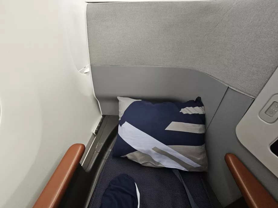 Kopfkissen auf einem ausklappbaren Bett