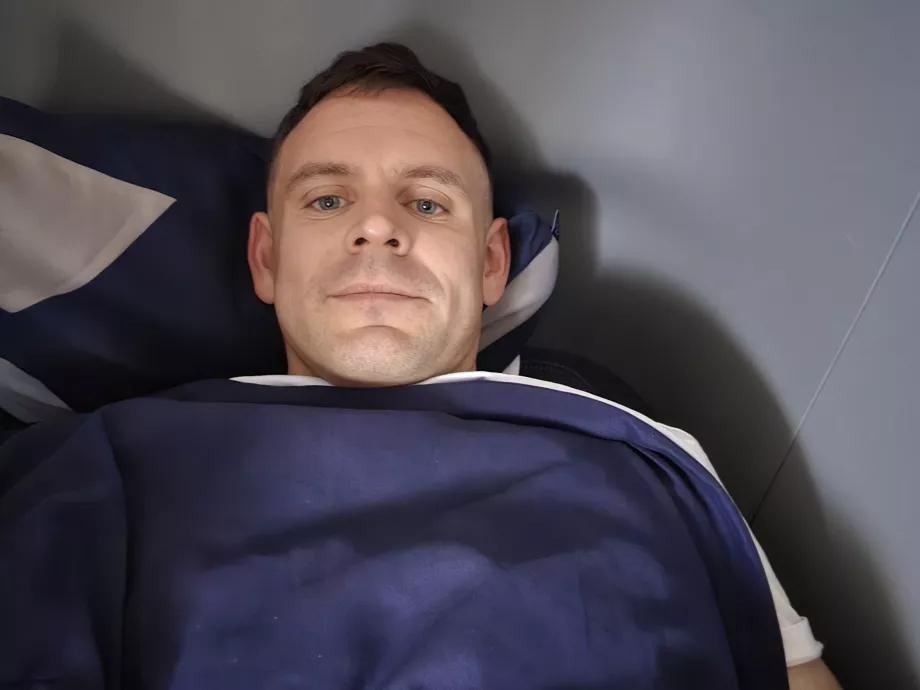 Christopher liegt im Bett