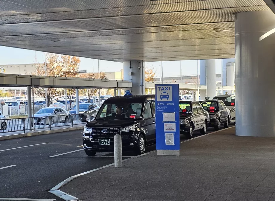 Taxistand vor dem Terminal 1