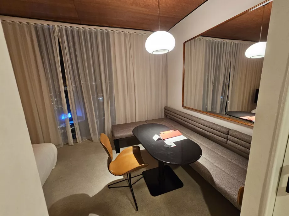 Zimmer, Tisch und Sofas