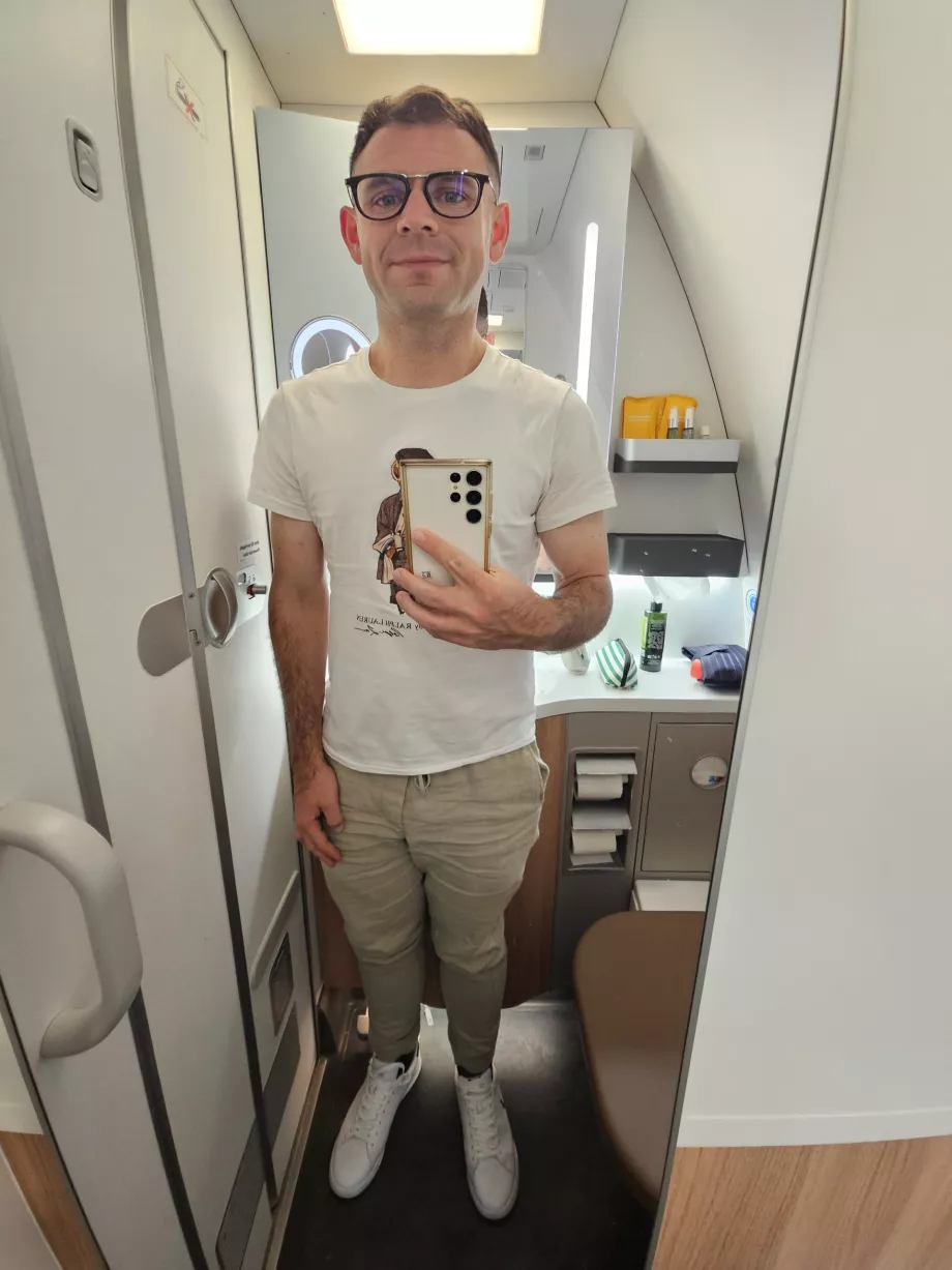 Christopher auf der Toilette