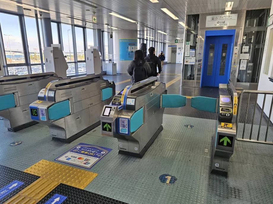 Drehkreuze am Eingang zum Bahnsteig