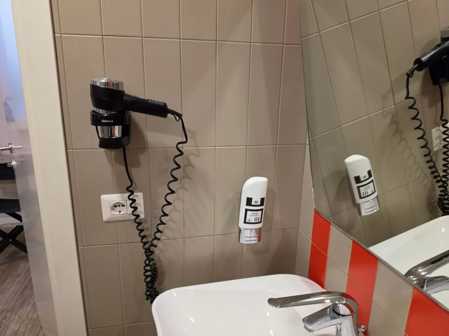 Haartrockner im Badezimmer