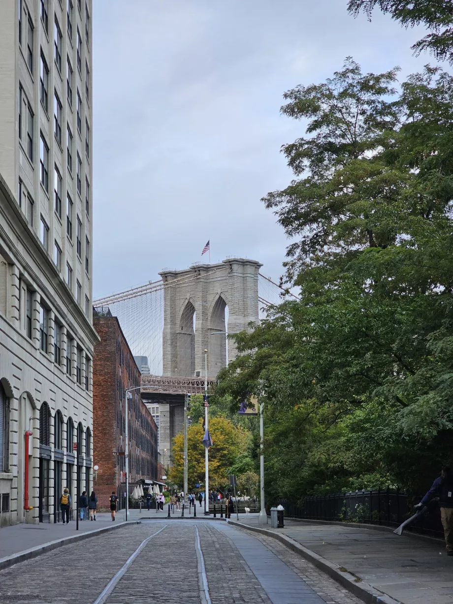 Blick auf die Brooklyn Bridge von Dumbo aus
