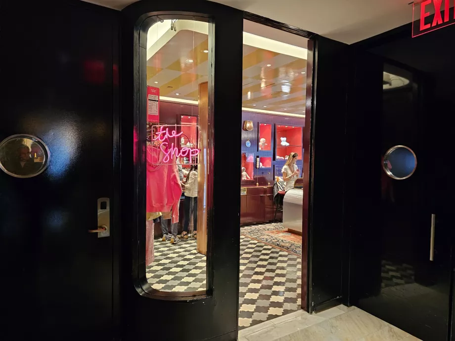 Geschäft im Erdgeschoss des Hotels