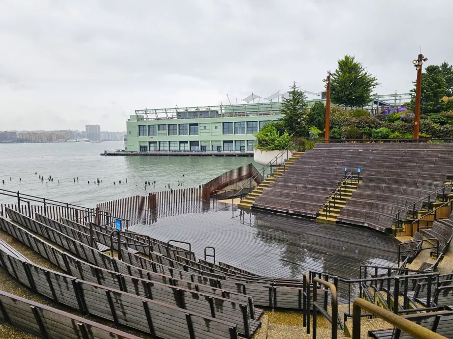 Kleine Insel, Amphitheater