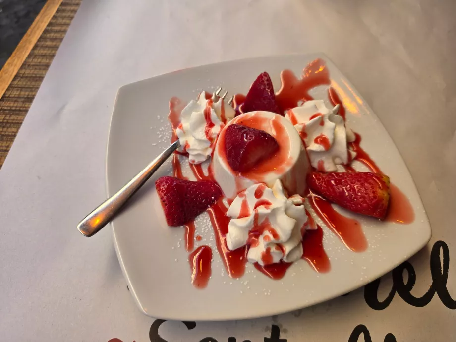 Tonnarello Santa Maria, Panna Cotta mit Erdbeeren