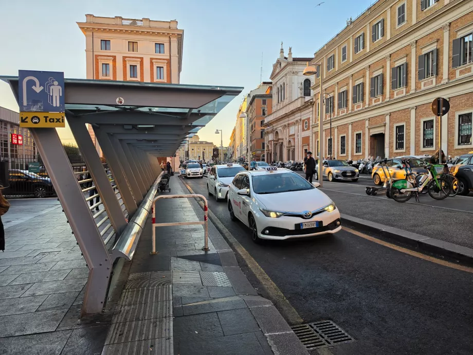 Taxistand vor dem Bahnhof Roma Termini