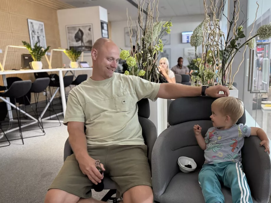 Ich und mein Sohn im Wohnzimmer