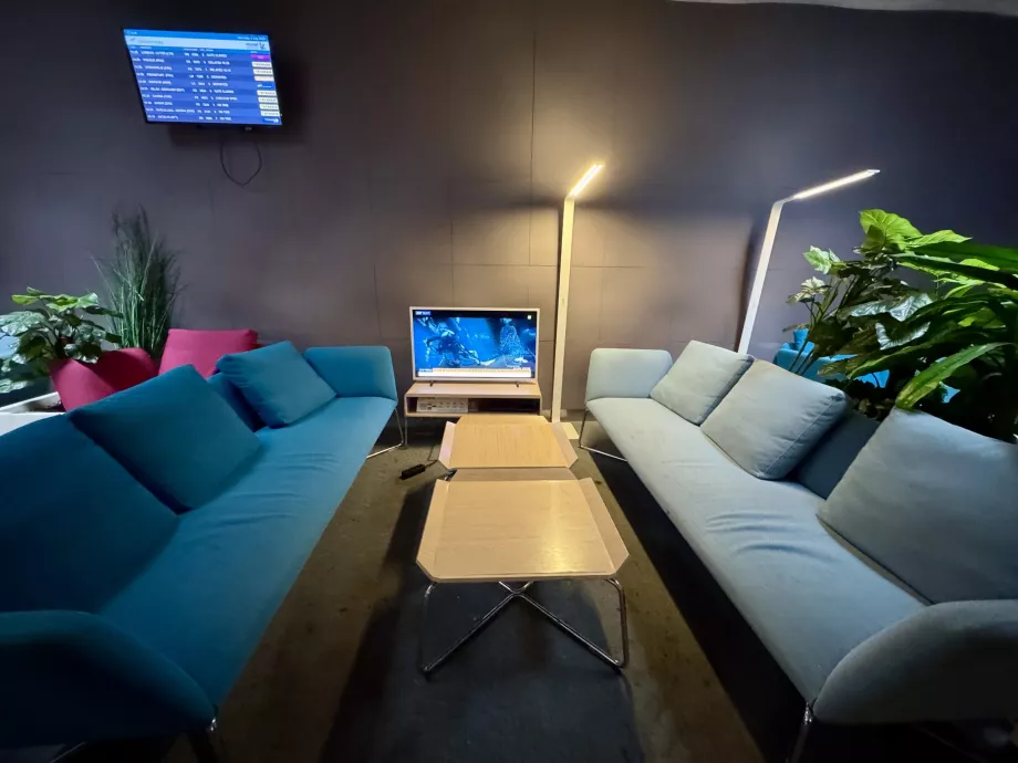 Bequeme Sitzgelegenheiten im hinteren Teil der Lounge