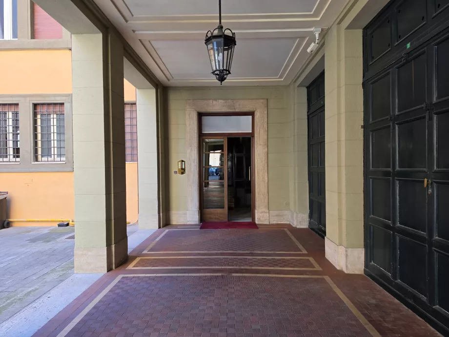Eingang zum Hotel
