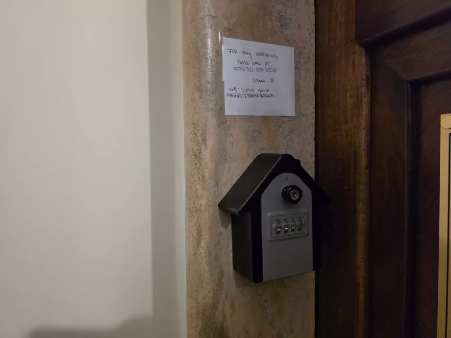 Schlüsselkasten (für den Check-in außerhalb der Öffnungszeiten der Rezeption)