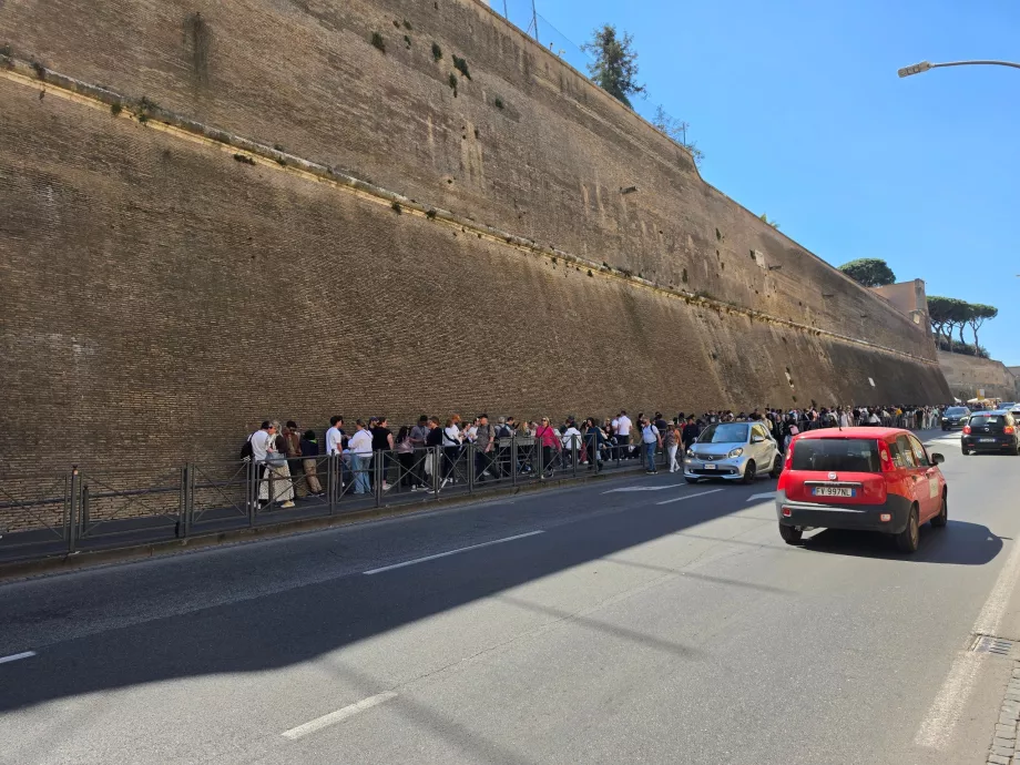 Warteschlange zu den Vatikanischen Museen
