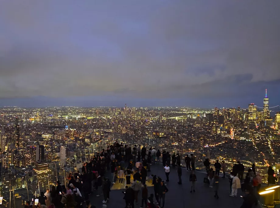 Aussichtspunkt "The Edge" bei Nacht