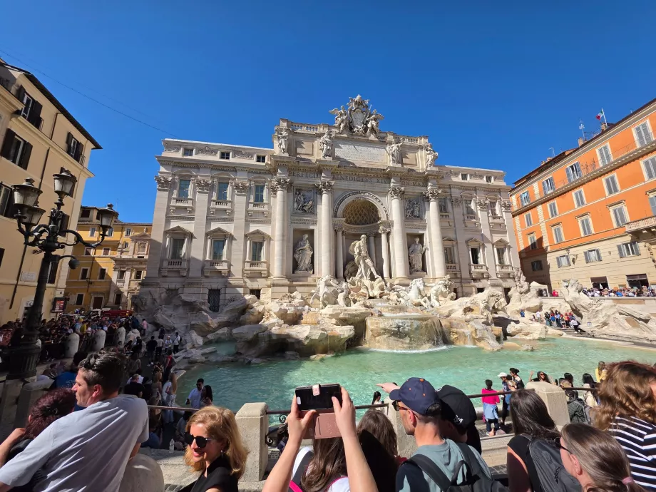 Menschenmassen vor dem Trevi-Brunnen