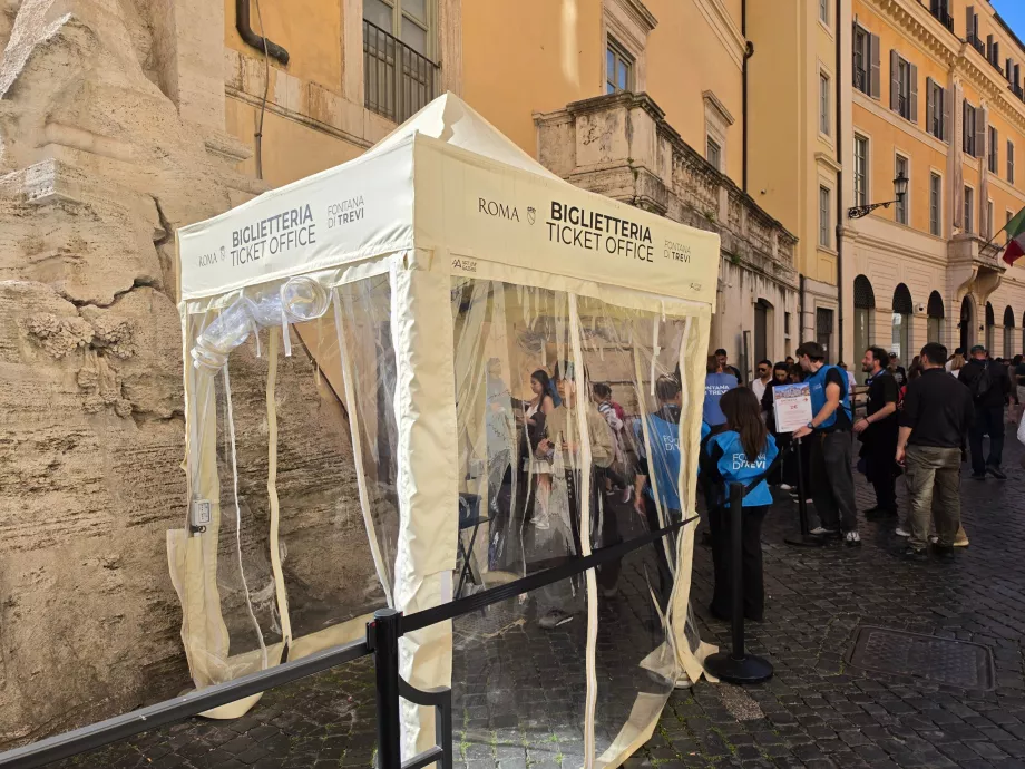 Eingang zum kostenpflichtigen Teil des Trevi-Brunnens