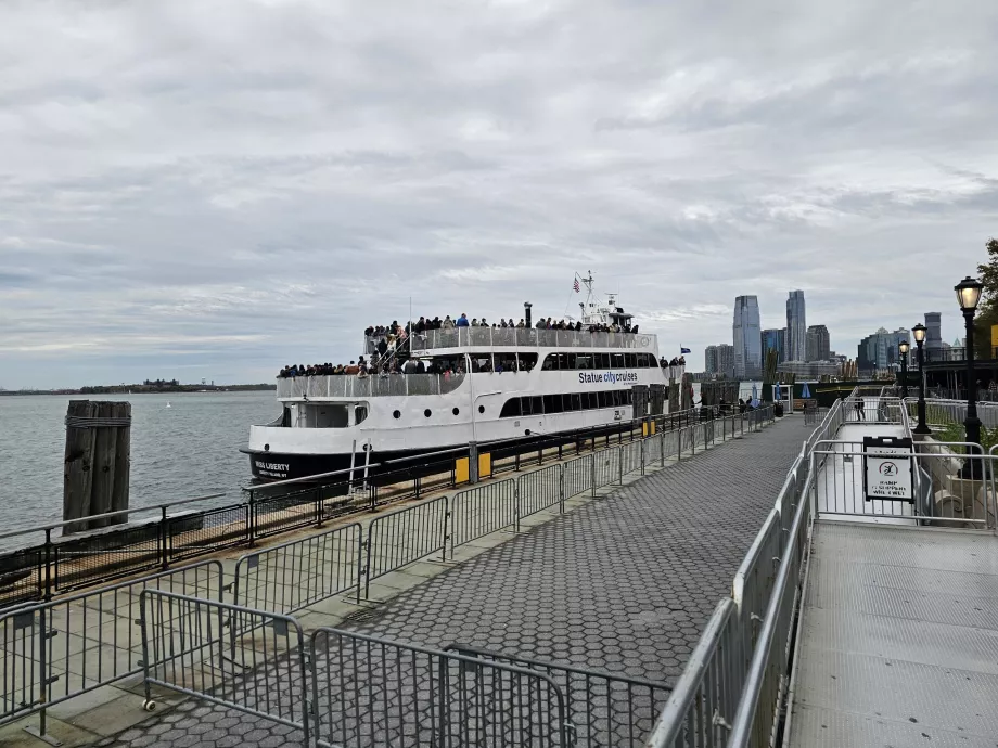 Bootsanleger Statue City Cruises