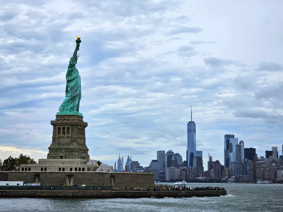 Freiheitsstatue und Manhattan im Hintergrund
