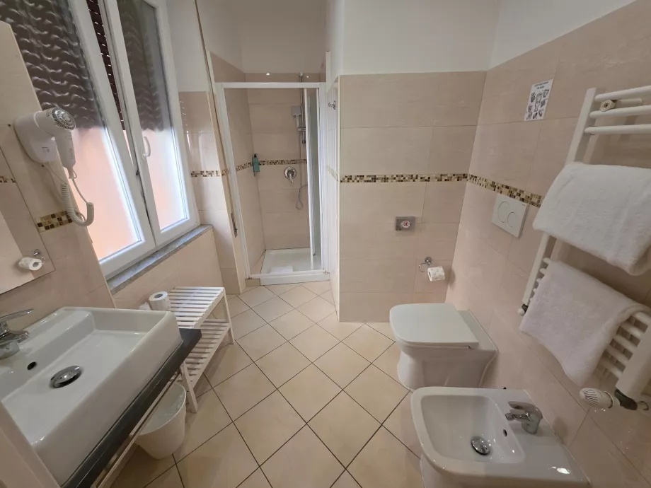 Geräumiges Badezimmer