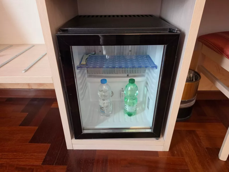 Kostenloser Kühlschrank und Wasser