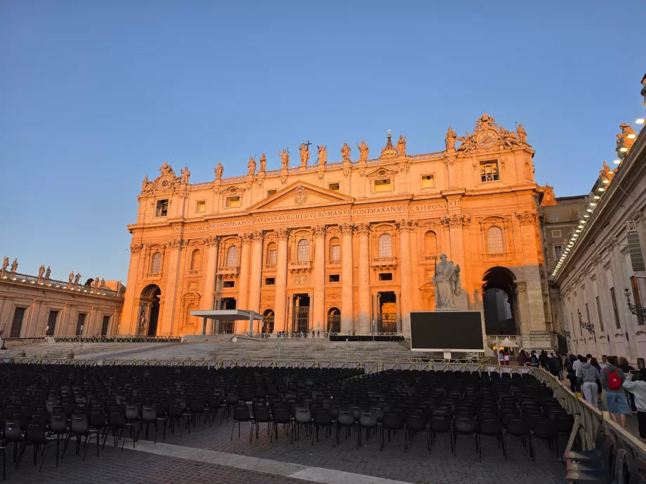 Der von der Morgensonne beleuchtete Petersdom