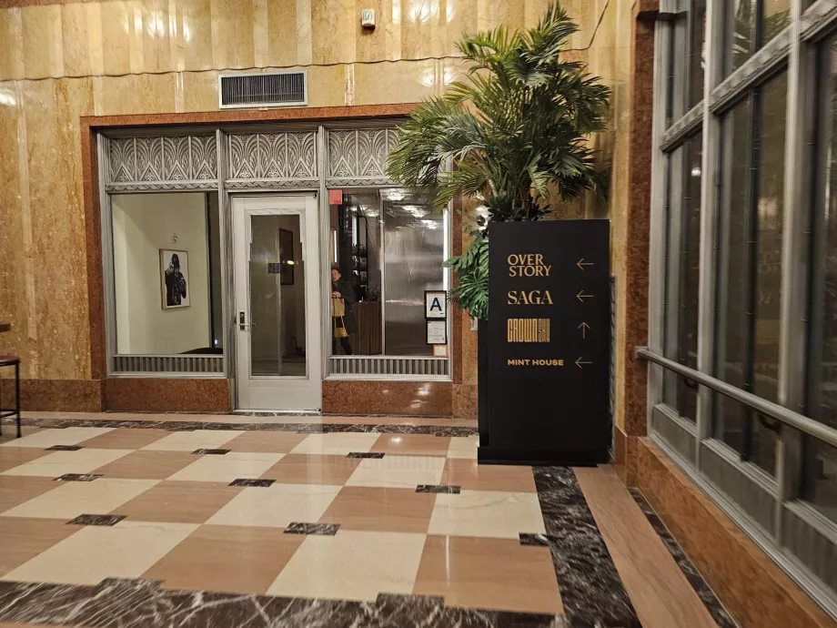 Eingang zur Overstory Bar