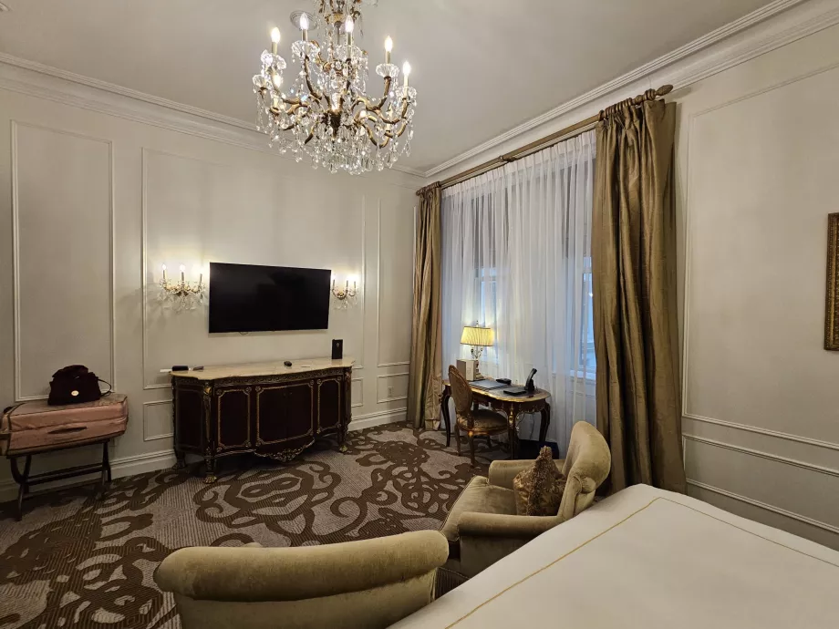 Zimmer - TV und Fenster