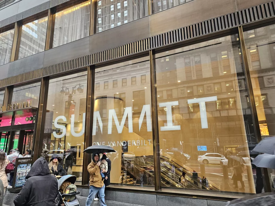 Summit One Vanderbilt, Außeneingang