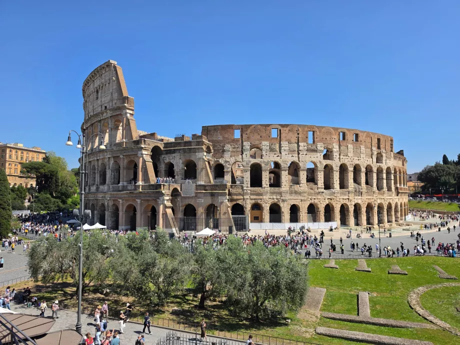 Kolosseum von der Fora Romana aus gesehen