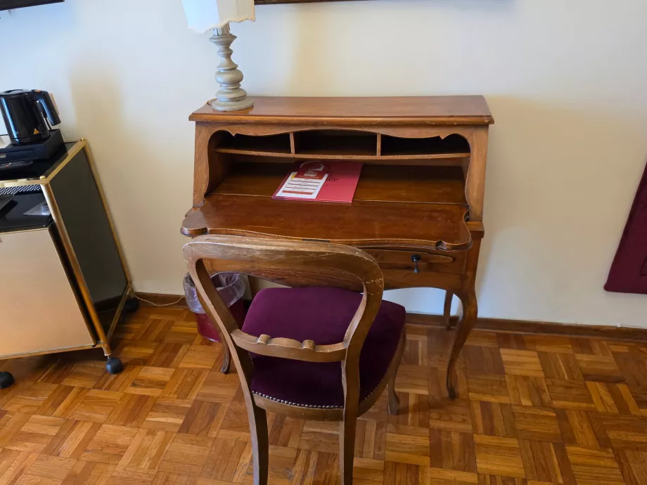 Arbeitstisch im Zimmer