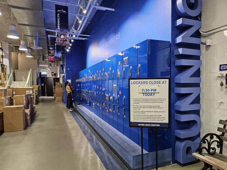 NYRR Zentrum, Gepäckaufbewahrung für Läufer