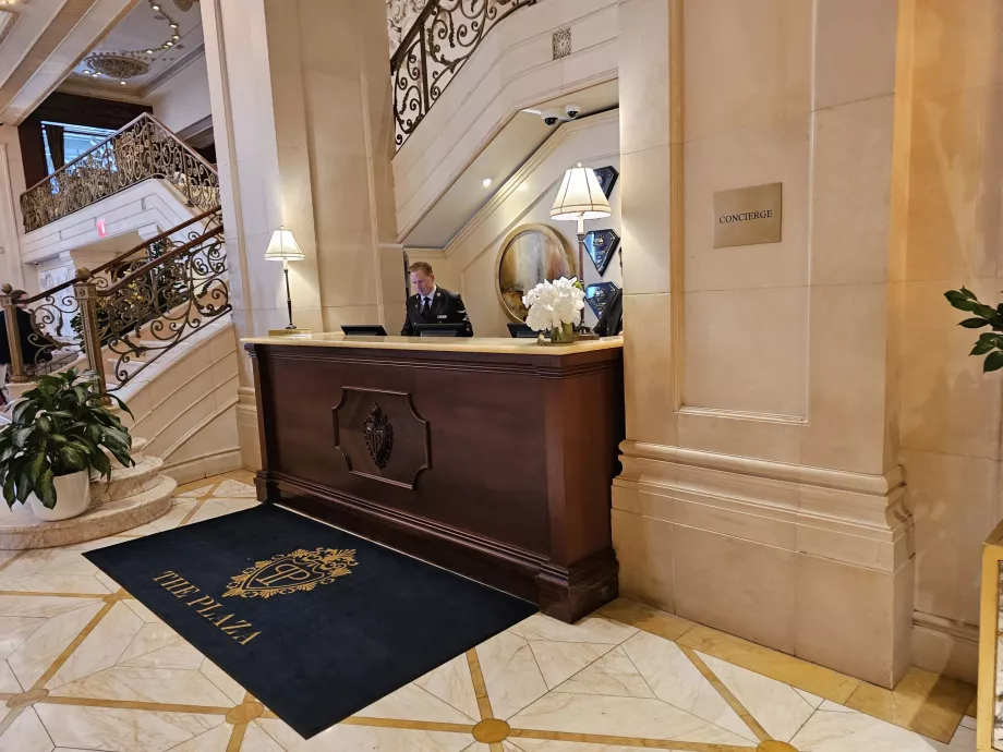 Concierge im Erdgeschoss der Hauptlobby des Hotels