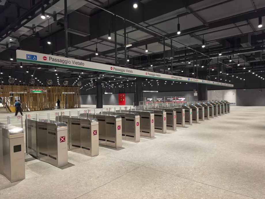 Drehkreuze am Metro-Eingang