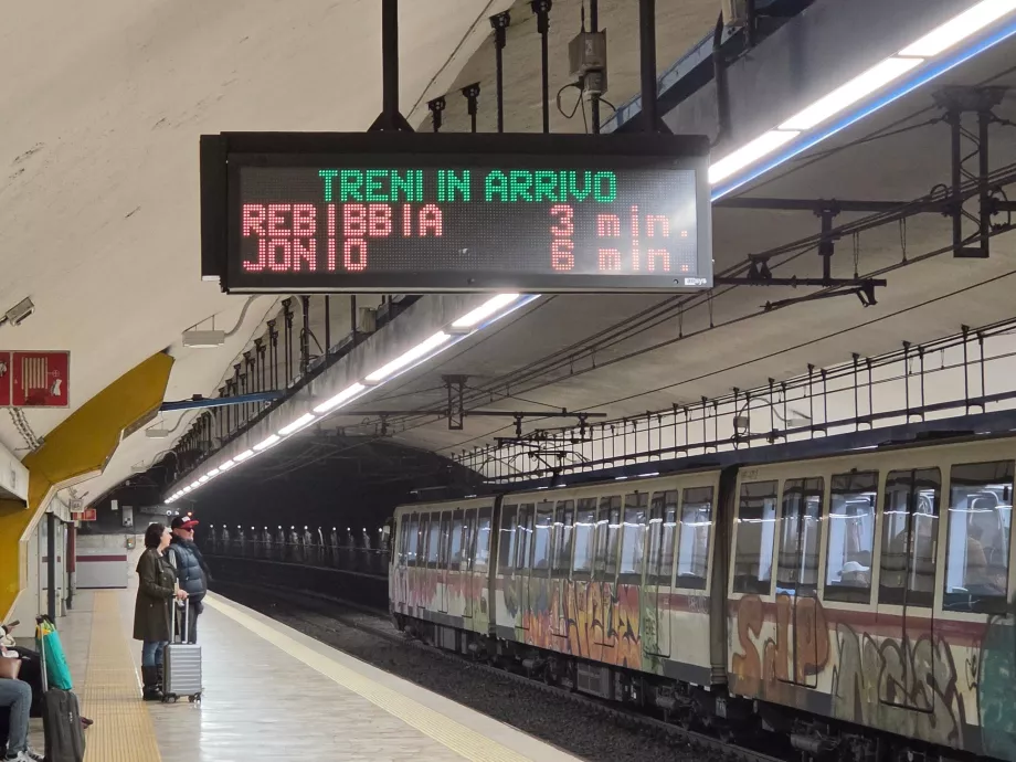 Informationstafeln in der U-Bahn