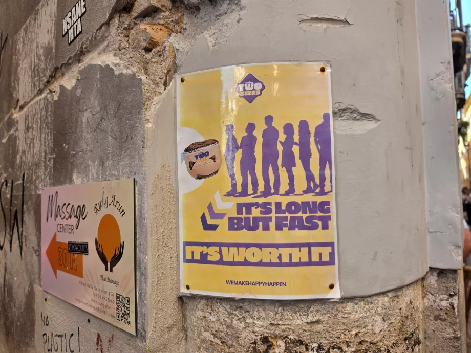 Zwei Größen, das Schild sagt die Wahrheit: die Warteschlange war wirklich schnell