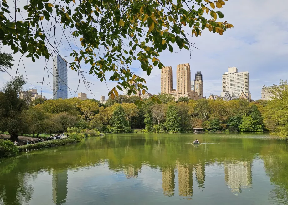 Der See und die Skyline von Uptown