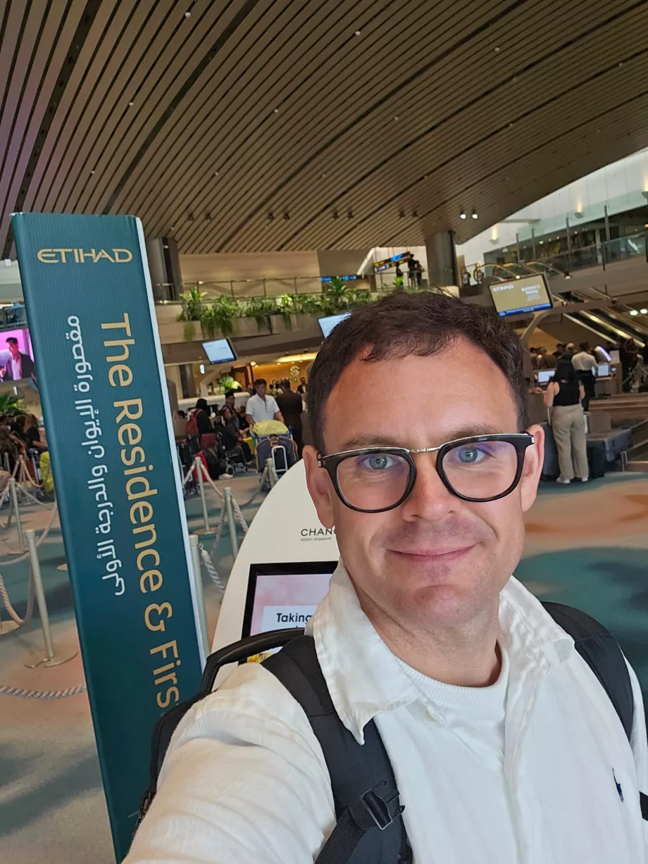 Ich beim Einchecken am Flughafen Singapur