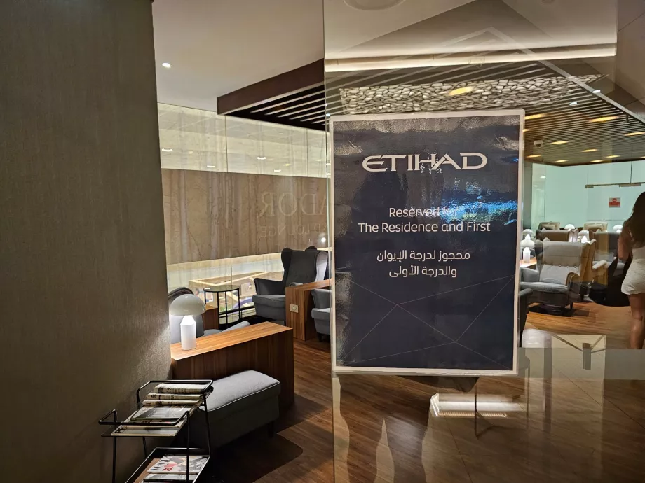 Ein Bereich der Lounge, der ausschließlich für Passagiere der First Class reserviert ist