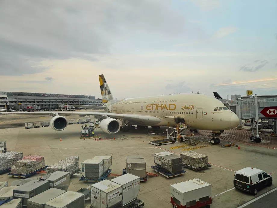 Ein Airbus A380 am Gate am Flughafen Singapur