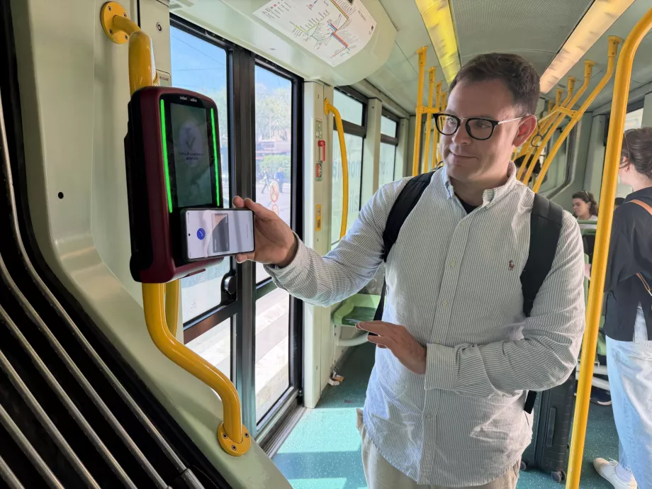 Zahlung mit Karte in öffentlichen Verkehrsmitteln