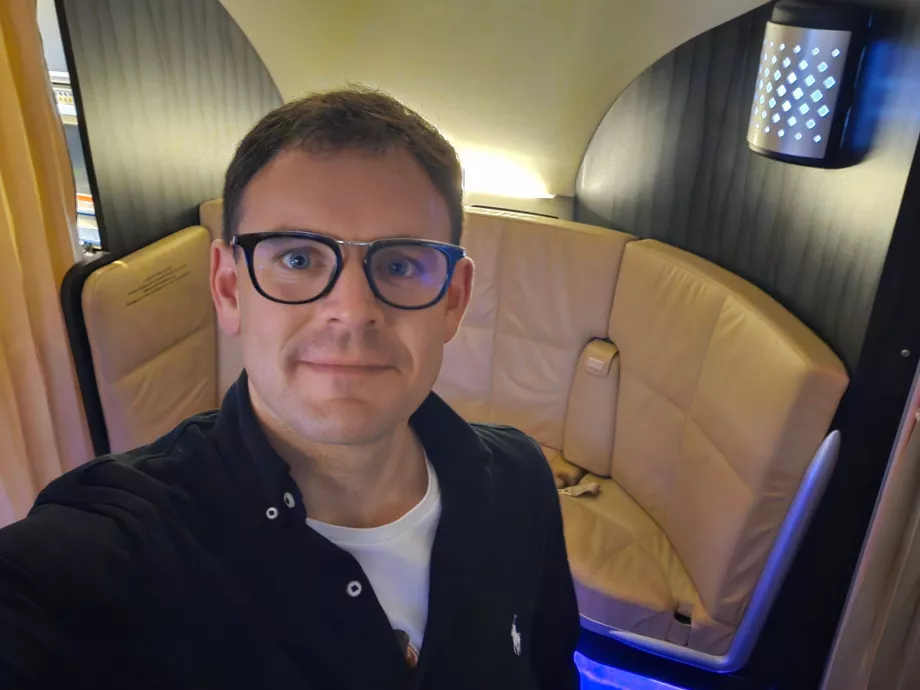 Ich in der Bar im Flugzeug