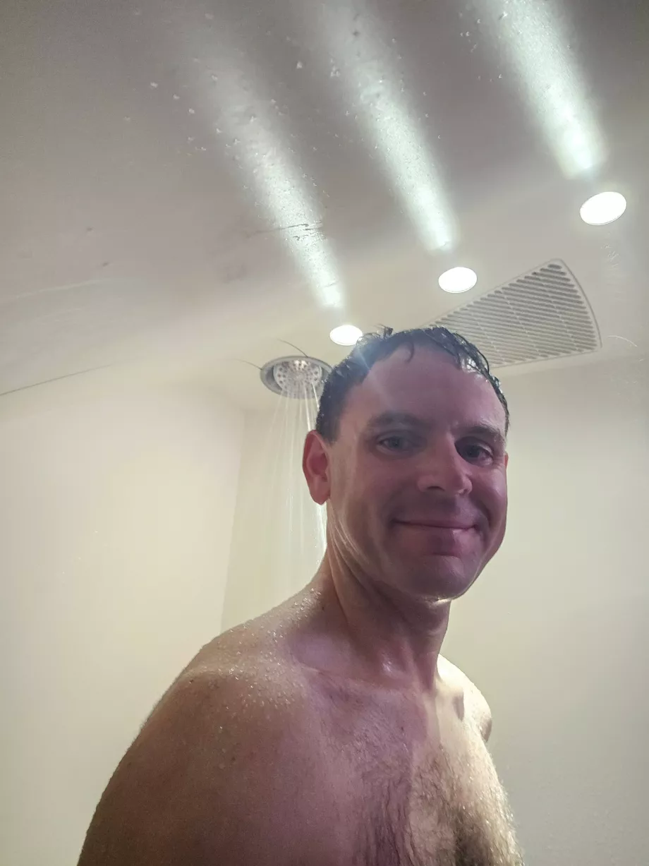 Ich unter der Dusche während des Fluges