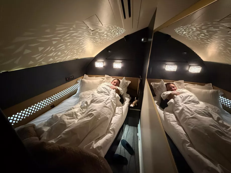 Ich im Bett während des Fluges